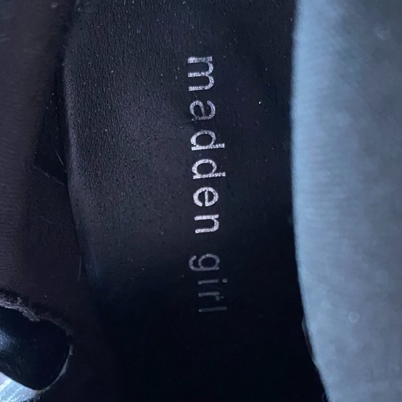 White hot boots! - Picture 7 of 8